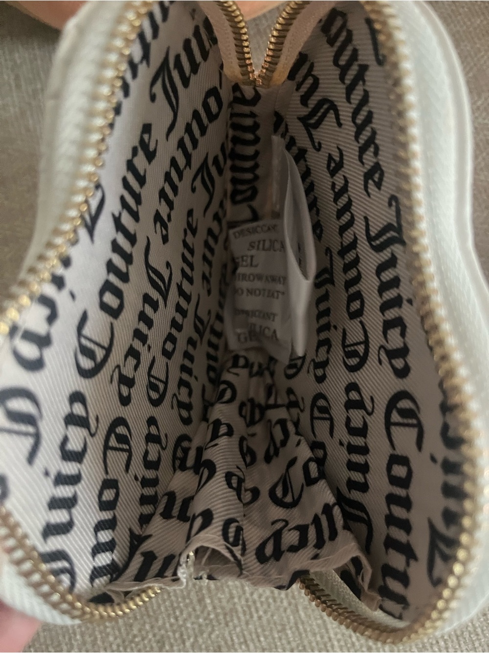 Juicy Couture White Heart Mini Wristlet with Gold Chain NWOT - Picture 2 of 4